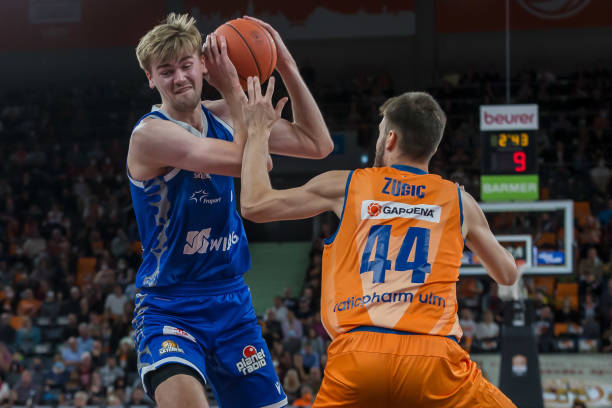 以绝对优势 以绝对优势